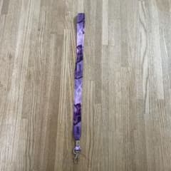 キャラクターイラスト入り紫色ストラップ