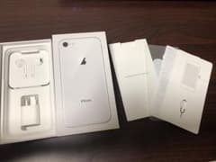 iPhone8 Silver 64GB  化粧箱 イヤホン 変換アダプタ 等のサムネイル