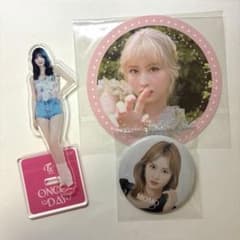 TWICE モモ　ラキドロ　トレカ　アクスタ　缶バッジ　スライドキーホルダー TWICE モモ セット 缶バッジ アクスタ コースター - メルカリ