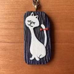 ハンドメイド木彫り　猫のペンダントのサムネイル