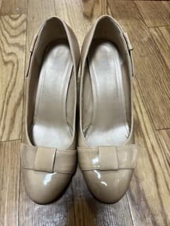 リボン付きベージュパンプスのサムネイル