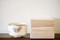【新品未使用】玉川遠州流印 京焼 陶葊 鉄絵蝶抹茶碗 共箱 長期保管品 新品未使用】玉川遠州流印 京焼 陶葊 鉄絵蝶抹茶碗 共箱 長期保管品