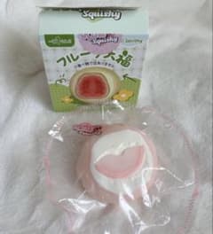 kikisquishy ブラインドボックス　フルーツ大福　桃のサムネイル