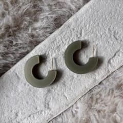 シシクイ　shishikui ピアス モスグリーンのサムネイル