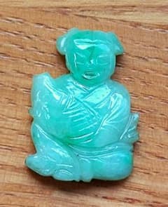 翡翠 緑色・白色 童と鯉の彫り ルースストーン 13.5mm x 19mmのサムネイル