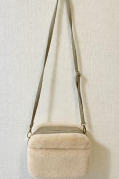 クリーム色ファーショルダーバッグのサムネイル