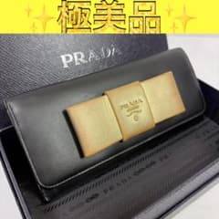 極美品◆PRADA 二つ折り財布 サフィアーノ レザー ゴールドロゴ 黒 ✨️極美品✨PRADA サフィアーノレザー 長財布 二つ折り リボン 黒 金