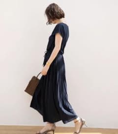 アパートバイローリーズ ドロストプリーツワンピース ネイビーのサムネイル