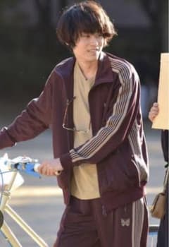 needles トラックパンツ フレア 紫(miu404 菅田将暉着用 needles トラックパンツ フレア 紫(miu404 菅田将暉着用 - メルカリ