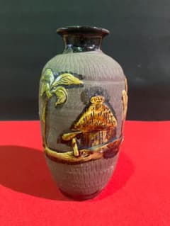 「民芸調 山村風景の浮彫花瓶｜陶印あり・枝物用花器」のサムネイル