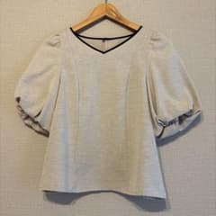 ベージュ パフスリーブ ブラウス Vネックセットアップのサムネイル