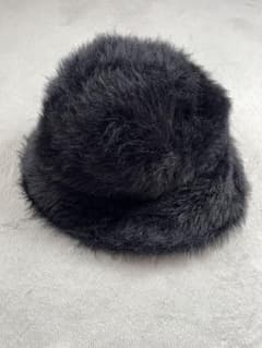 黒いファーバケットハットのサムネイル