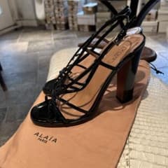 ALAÏA PARIS パテントレザー サンダル