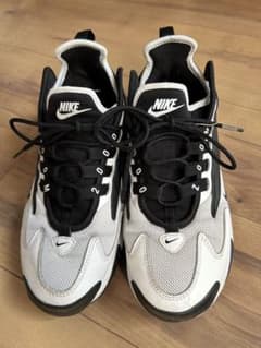 Nike zoom2K ホワイト ブラック スニーカーのサムネイル