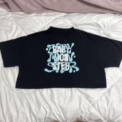 BABYMONSTER ロゴプリント Tシャツ ブラックのサムネイル