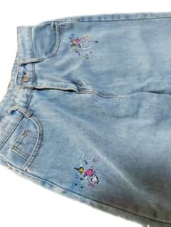 【L】ペイント風刺繍入り ライトブルーデニムパンツのサムネイル