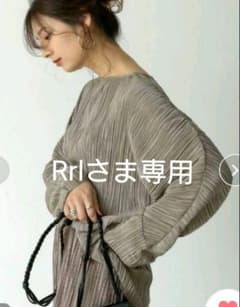 ★値下げ★美品【トレンド】リエディ グロッシープリーツドルマンスリーブトップスのサムネイル
