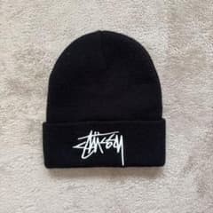 Stussy ニット帽 黒 ロゴ入りのサムネイル