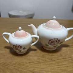 Teapot and sugar bowl set with rose pattern