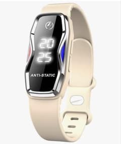 【新品】　腕時計　静電気防止　充電式　シリコンブレスレットオフホワイトのサムネイル