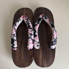 下駄　黒地にピンクの花柄のサムネイル