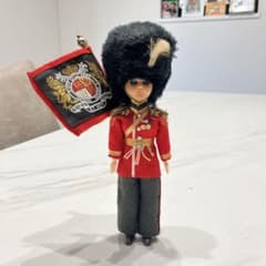 スリーピングアイ仕掛け付きのイギリス近衛兵ヴィンテージドール人形