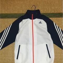 adidasのサムネイル