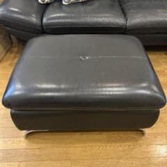 黒の革張り　オットマン　Leather World（別売りでソファーあり） 黒の革張り オットマン Leather World（別売りでソファーあり） - メルカリ