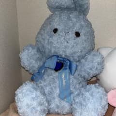 水色ウサギ型ぬいぐるみ リボン付きのサムネイル