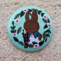 うさぎ 刺繍 缶バッジ ミントグリーン - メルカリ