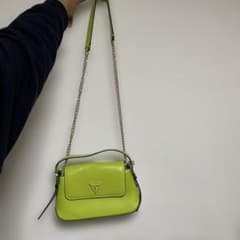 GUESS 2way ショルダーバッグ ネオンイエローのサムネイル
