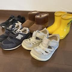 【二足分】キッズスニーカー　長靴　ブーツ　サンダルセットのサムネイル