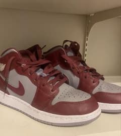 Air Jordan 1 Mid Burgundy Greyのサムネイル