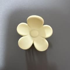 フラワーモチーフ ヘアクリップ クリームイエローのサムネイル