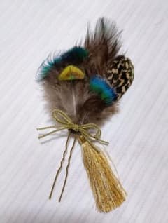 羽飾り 孔雀の羽根の髪飾りのサムネイル