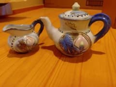 青と白の花柄ティーポットとクリーマーセット（未使用品、アンティーク）のサムネイル