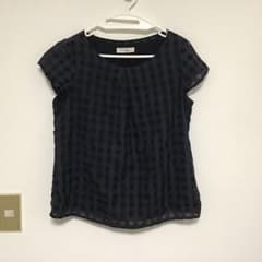 紺色のトップスのサムネイル