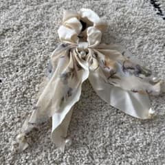 花柄リボン付きシュシュ アイボリーのサムネイル