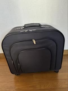 ブラックキャリーケース 中型 伸縮式ハンドルのサムネイル