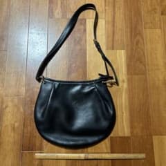 ブラックレザーショルダーバッグ Kのロゴ付きのサムネイル