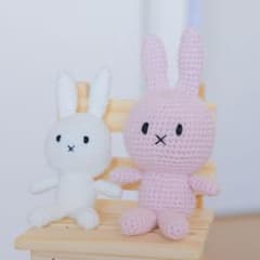 お座り うさぎ あみぐるみ ぬいぐるみのサムネイル
