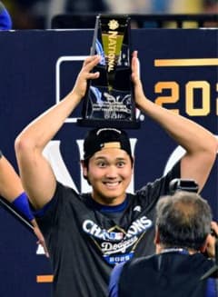 Dodgers 2025年ナショナルリーグチャンピオンTシャツ - メルカリ