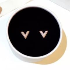 V字ジルコニアピアス　ユニセックスのサムネイル