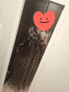 SNIDEL フリルカラーロングワンピース ブラウンのサムネイル