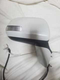トヨタ　ノア　ZRR70G 右サイドミラーASSY ホワイトパールのサムネイル