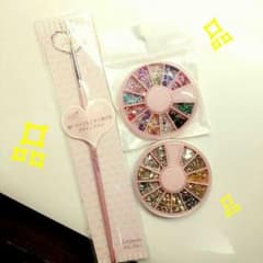 ネイルの細筆と飾り☆のサムネイル