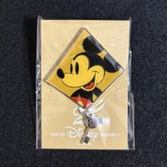 【【新品】TDR 25周年 記念ピンバッジ ミッキー 鍵チャーム付き 公式 限定のサムネイル