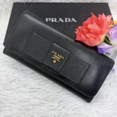 ◇極美品◇プラダ　サフィアーノレザー長財布　ロゴ金具　リボンデザイン　ブラック 極美品✨プラダ 長財布 折り財布 レザー サフィアーノ リボン ゴールド