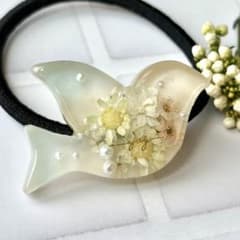 ハンドメイド レジン 鳥花ヘアゴム - メルカリ