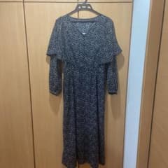 新品　小花柄 ブラックロングワンピース　大きいサイズのサムネイル